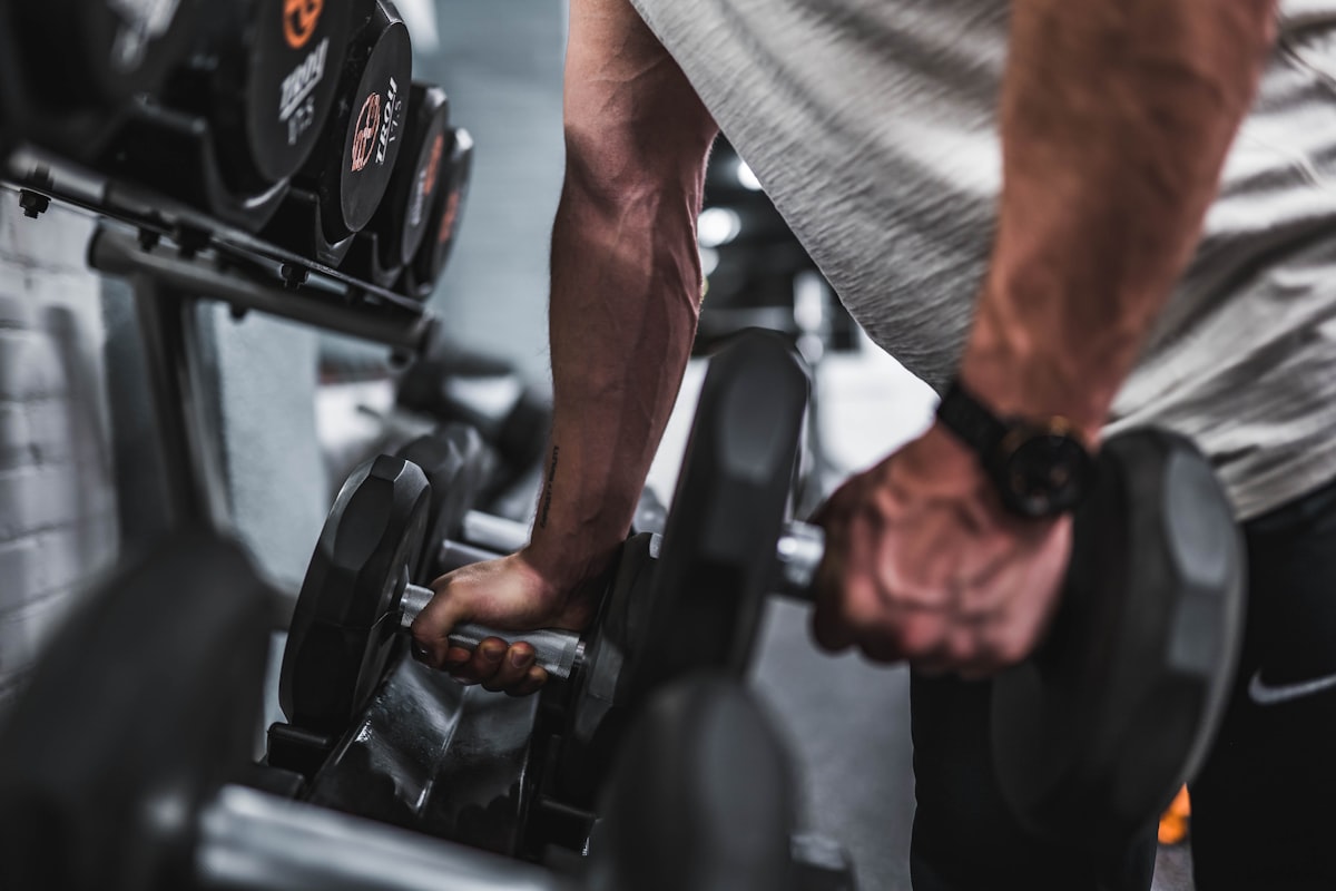 Hombre de 40 años realizando ejercicio de fuerza